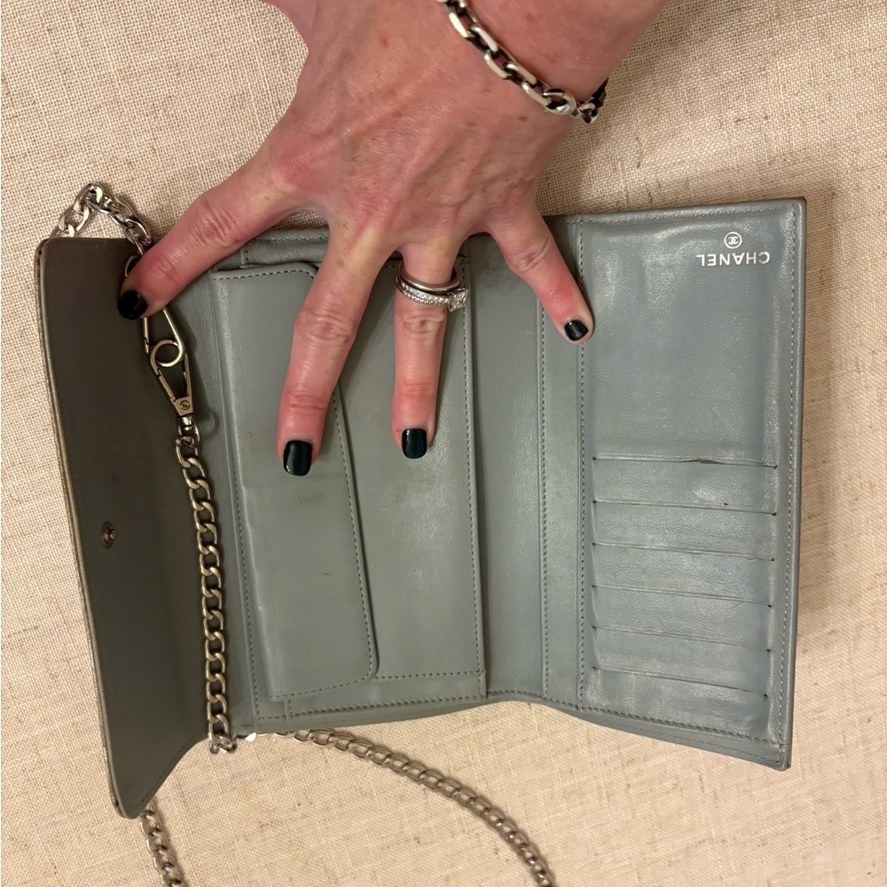 CHANEL Silver Crossbody Bag with Structured Design - Picture 4 of 7